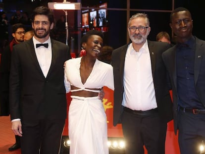 A partir da esquerda, os atores Julio Machado, Isabel Zuaa e Welket Bungue, com o diretor Marcelo Gomes (no centro), na estreia de gala de 'Joaquim' na Berlinale.