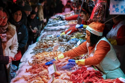 Compras para las comidas y cenas de Navidad en un mercado de Barcelona. 