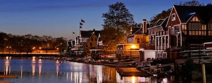 El Boathouse Row, a orillas del río Schuylkill, en Filadelfia, al atardecer.