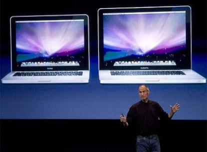 Steve Jobs, presidente de Apple, ayer ante las nuevas versiones de MacBook y MacBook Pro.