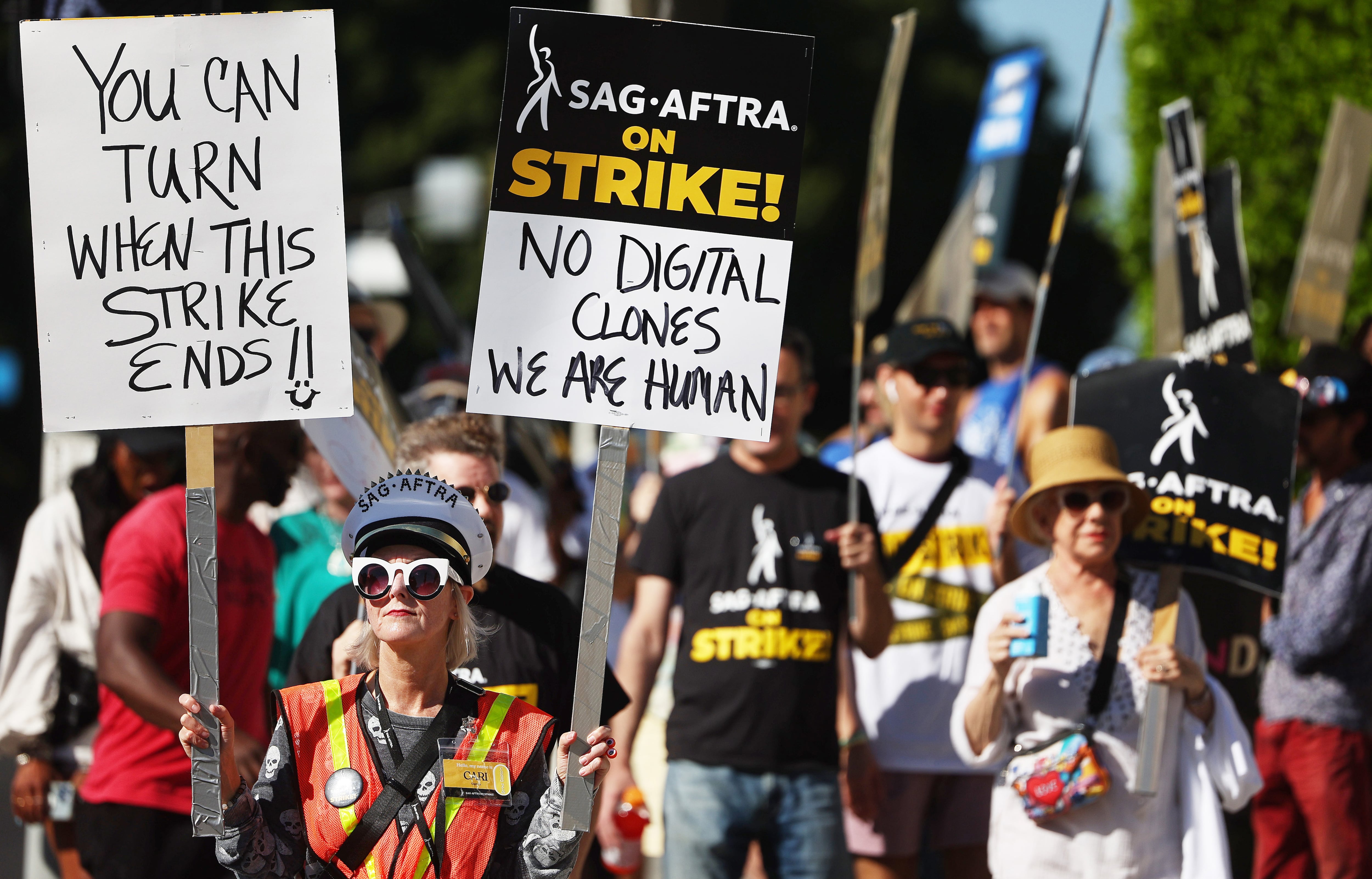 Una manifestación durante la huelga de actores a las puertas de los estudios de Paramount, el 16 de octubre de 2023 en Los Ángeles, California. 