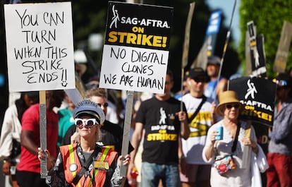 Una manifestacin durante la huelga de actores a las puertas de los estudios de Paramount, el 16 de octubre de 2023 en Los ?ngeles, California. 