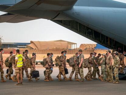 Soldados franceses suben a un avión para salir de la base de Gao, en Malí, al término de la misión de su unidad en ese país el pasado 9 de junio.