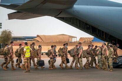 Soldados franceses suben a un avión para salir de la base de Gao, en Malí, al término de la misión de su unidad en ese país el pasado 9 de junio.