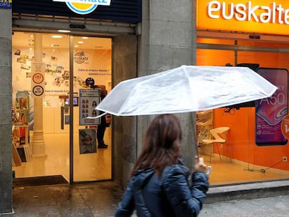 Una de las oficinas de Euskaltel en el casco antiguo de Bilbao.