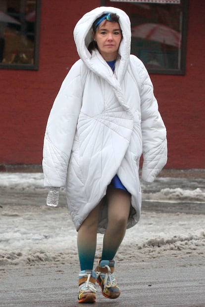 Salir a la calle envuelta en el edredón, por Björk. Las medias degradadas y el moño en la frente, tampoco tienen desperdicio.