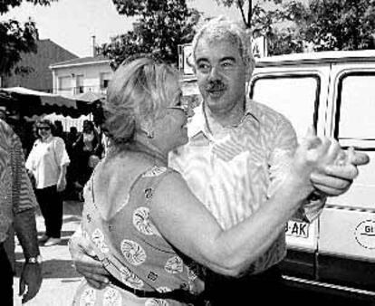 Pasqual Maragall durante una visita a Salt.