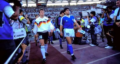 Matthäus y Maradona saltan al Olímpico de Roma antes de la final del Mundial del 90