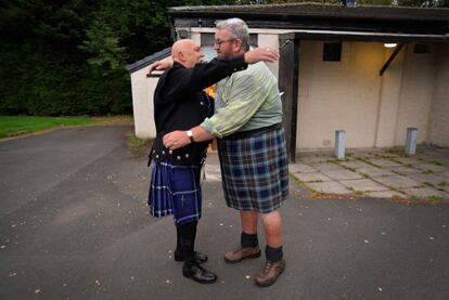 Dos votantes a favro de la independencia se abrazan en Renton, Escocia.