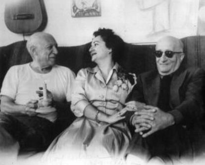 Una de las fotos que se exhiben en la Sala: Picasso, Ana Gaspar y Sabartés.