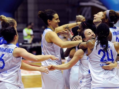 Las jugadoras del Perfumerías Avenida celebran el título de Liga