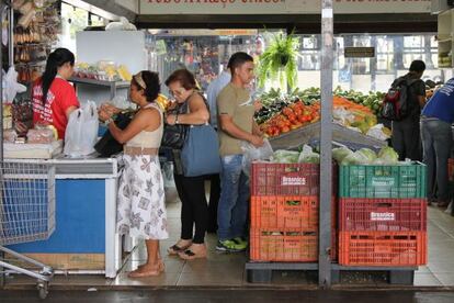 Mulheres em um mercado de Brasília.