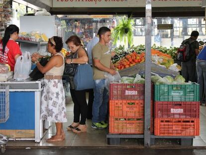 Mulheres em um mercado de Brasília.