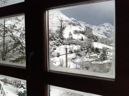 Vista de una gran nevada en Fuentes (Asturias).