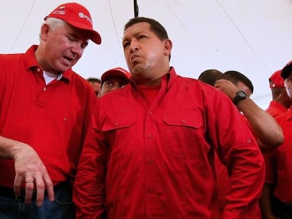 El exministro de Petróleo de Venezuela Rafael Ramírez (izquierda) junto a Hugo Chávez, en 2008, en Caracas.