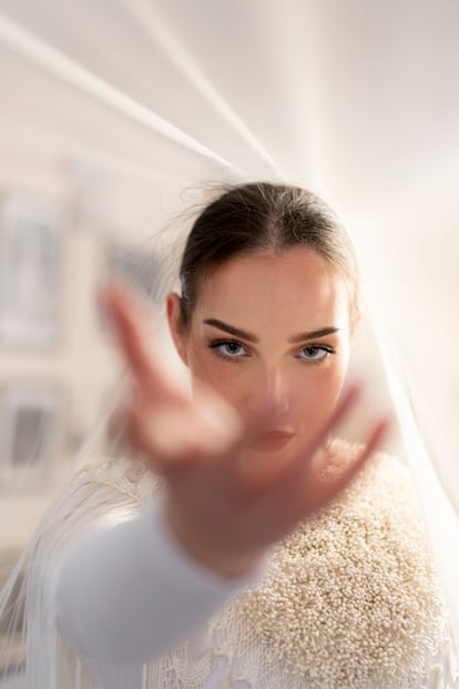 Triana Ramos is wearing a flamenco dress by Alejandro Santizo and a bridal veil by Juan Foronda.