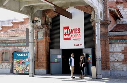 Cartel con la indicaci&oacute;n &#039;Nave 11&#039; donde antes se se&ntilde;alaba la sala Fernando Arrabal.