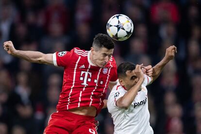 Robert Lewandowski, del Bayern, golpea el balón ante la presión de Gabriel Mercado.