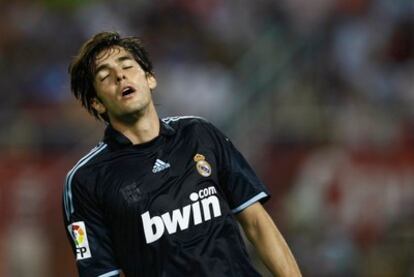 Kaka se lamenta durante un partido contra el Sevilla disputado la pasada temporada.