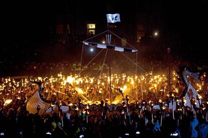 Quema del drakar durante el festival vikingo Up Helly Aa en las Shetland (Escocia).