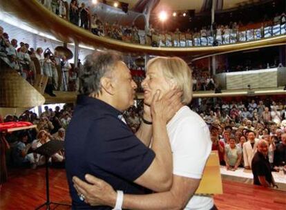Zubin Mehta con Elfi Blank, la ciudadana austriaca que consiguió por 8.300 euros, en una subasta, la batuta
del maestro.
/ thomas haentzschel / norklicht
Músicos de la Filarmónica de Viena, en el barco.