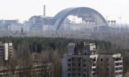 Vista general de la construcción de una cúpula sobre los restos de la central nuclear de Chernóbil, Ucrania. EFE/Archivo