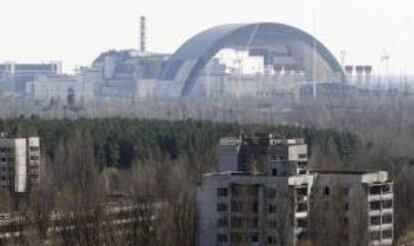 Vista general de la construccin de una cpula sobre los restos de la central nuclear de Chernbil, Ucrania. EFE/Archivo