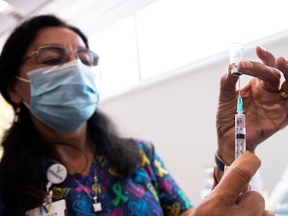 Enfermera prepara vacuna Sinovac contra Coronavirus