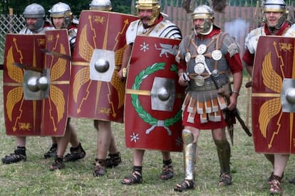 Un grupo de recreación muestra legionarios con su equipamiento, incluidas las sandalias, primer calzado militar estándar de la historia.