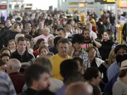 Las aerolíneas cuestionan la dureza del cierre aéreo por la nube de cenizas