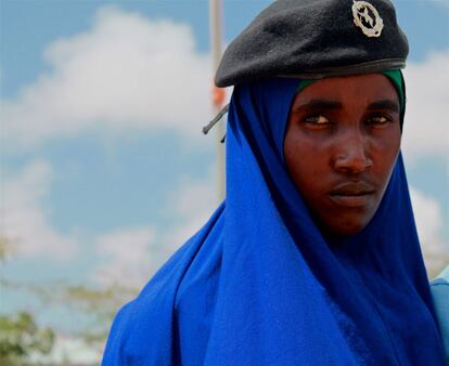 Si hay un lugar donde el avance de la mujer en Somalia se hace palpable es en la comisaría de Galbeed. “Este es uno de los puntos calientes de la ciudad. Un cruce entre dos barrios. Aquí nos pueden atacar y huir, escondiéndose”, señala el coronel Khalif Abdulla Maalan. Hace apenas unos meses del último ataque. Habboon Dree Waswga es una de las jóvenes cadetes de la comisaría de Galbeed, en pleno corazón de Mogadiscio.