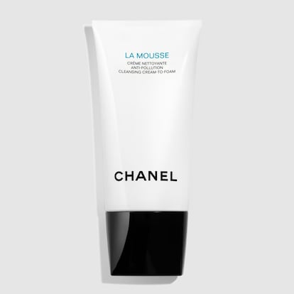 Limpiar la piel es el primer paso de un maquillaje de éxito. Limpiador 'La Mousse' de Chanel.