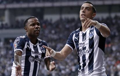 Pabón y Funes Mori festejan un gol.