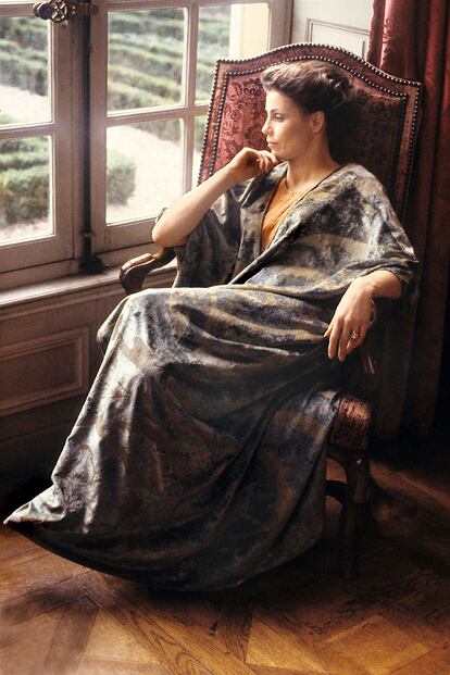La soprano Colette Alliot-Lugaz con un manto de terciopelo de seda.