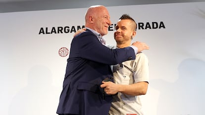 El director general de Minor Hotels en el Sur de Europa, Hugo Rovira, y Dabiz Muñoz se abrazan después de la rueda de prensa, celebrada este jueves en el NH Eurobuilding, en Madrid.