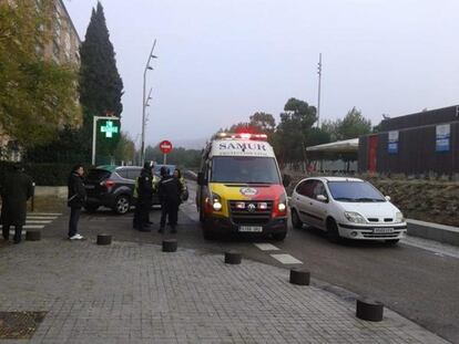 Efectivos policiales y del Samur, en los aleda&ntilde;os de Madrid-R&iacute;o.