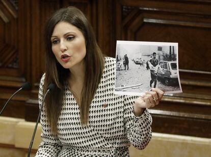 Lorena Roldán muestra una foto del atentado de ETA en el cuartel de la Guardia Civil de Vic. 