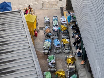 Pacientes con síntomas de covid en los alrededores de Centro Médico de Cáritas en Hong Kong, el 15 de febrero de 2022.