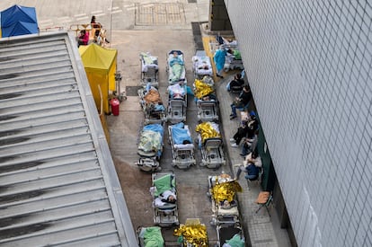 Pacientes con síntomas de covid en los alrededores de Centro Médico de Cáritas en Hong Kong, el 15 de febrero de 2022.