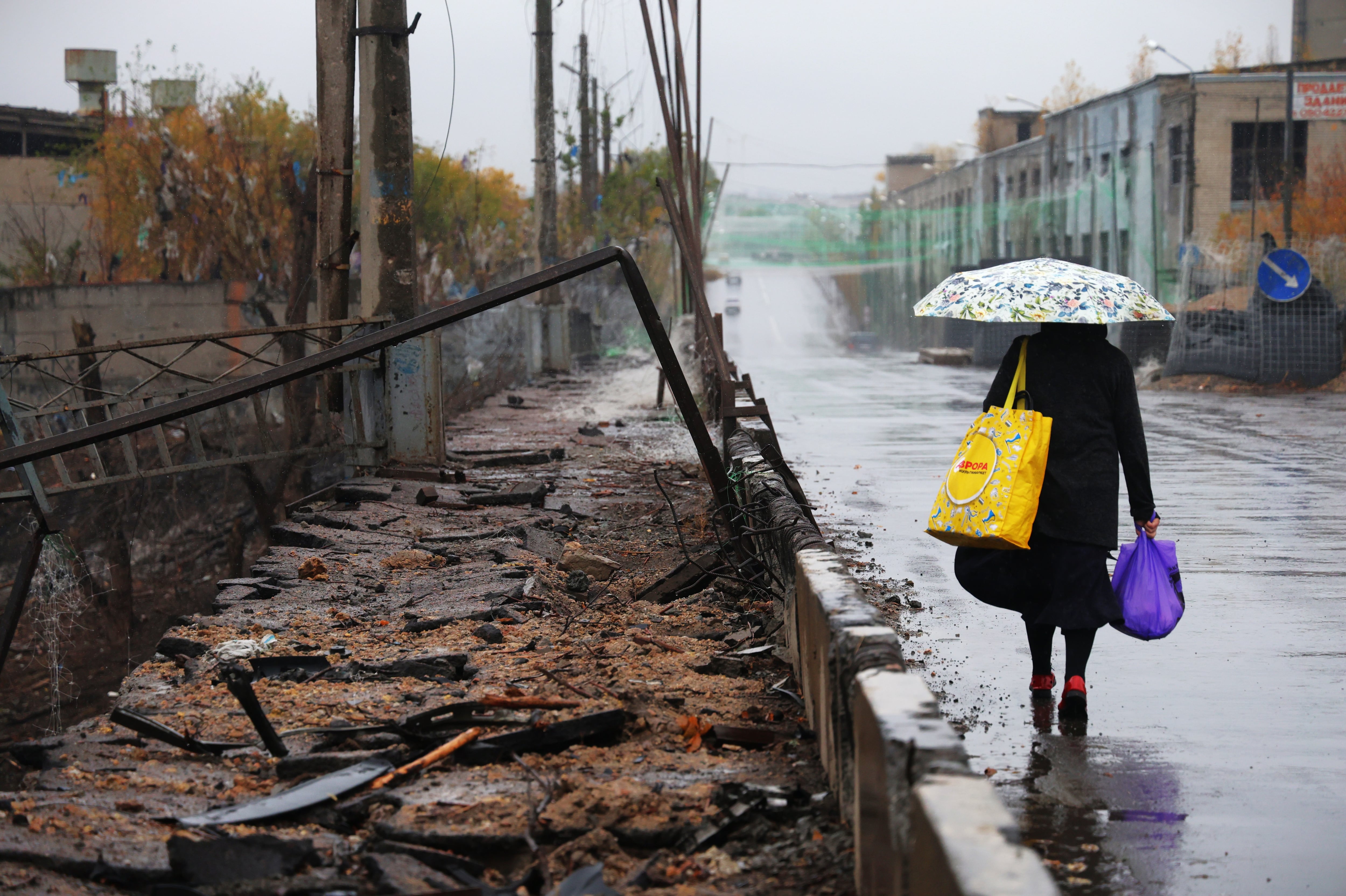 Una mujer por una calle de Kramatorsk, ciudad bajo constantes bombardeos rusos.