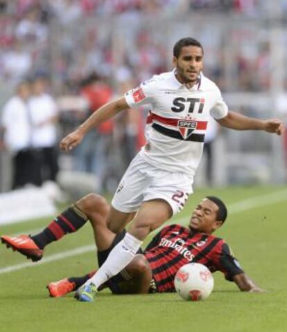 Douglas, de blanco, con un partido del São Paulo.