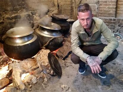 El cocinero Michael Voltaggio, entre pucheros en Cachemira. 
