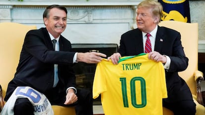 Bolsonaro entrega a Trump una camiseta de la selección brasileña en la Casa Blanca. 