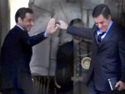 El presidente francés, Nicolas Sarkozy, se despide de su primer ministro, François Fillon, tras su reunión en el palacio del Elíseo para preparar una respuesta a la derrota de su partido (UMP) en las elecciones regionales del pasado fin de semana.