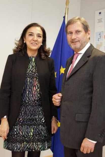 Fotografía cedida por la Comisión europea de la secretaria de Estado española de Investigación, Desarrollo e Innovación, Carmen Vela (i), y el comisario europeo de Política Regional, Johannes Hahn (d).