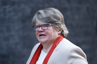 La secretaria de Estado británica de Trabajo y Pensiones, Theresa Coffey,  en Londres en marzo de 2020.