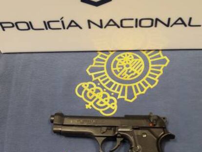 Pistola intervenida al presunto atracador en el registro de su vivienda