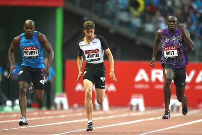 Asafa Powell, Christophe Lemaitre y Usain Bolt, durante la prueba de 100 metros en Saint Dennis.