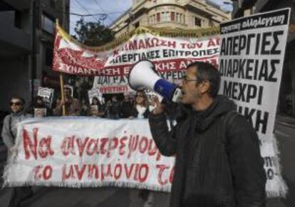 Unos trabajadores municipales se manifiestan en el centro de Atenas, Grecia.