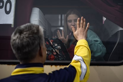 Una joven se despide de su padre tras subir a un autocar de evacuación en dirección a Dnipro, el 10 de marzo de 2022.